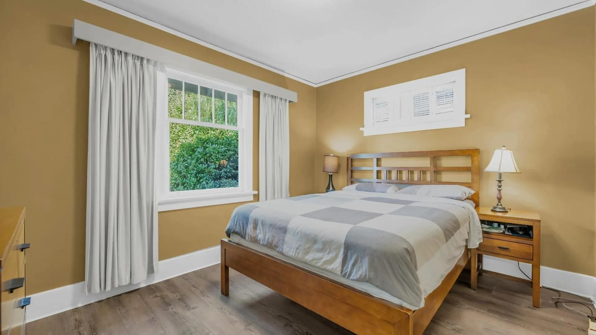 Cozy Four Bedroom House In Vancouver West
