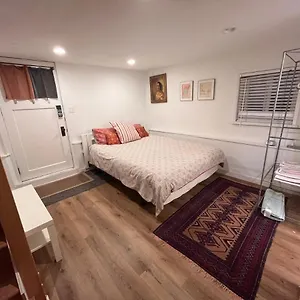 Guest house Neat, Compact, Private In A Lovely Neighbourhood, Vancouver