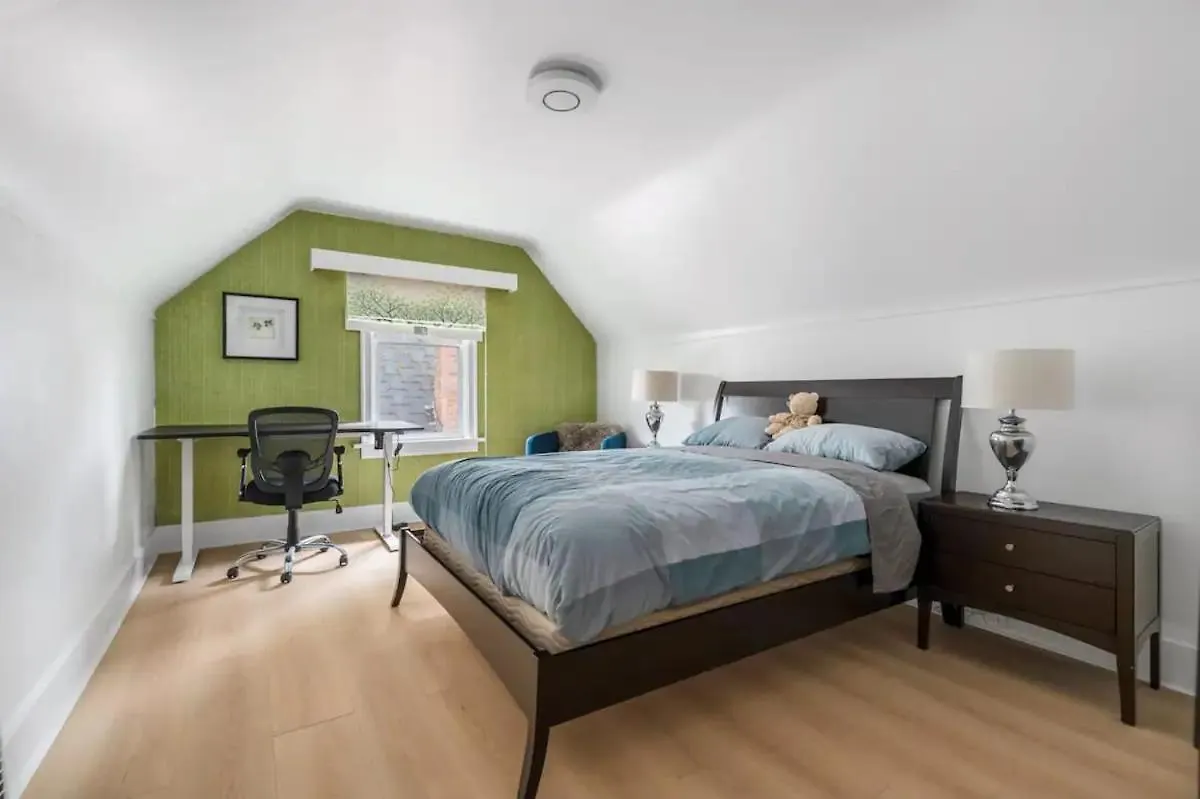 Cozy Four Bedroom House In Vancouver West 0*,
