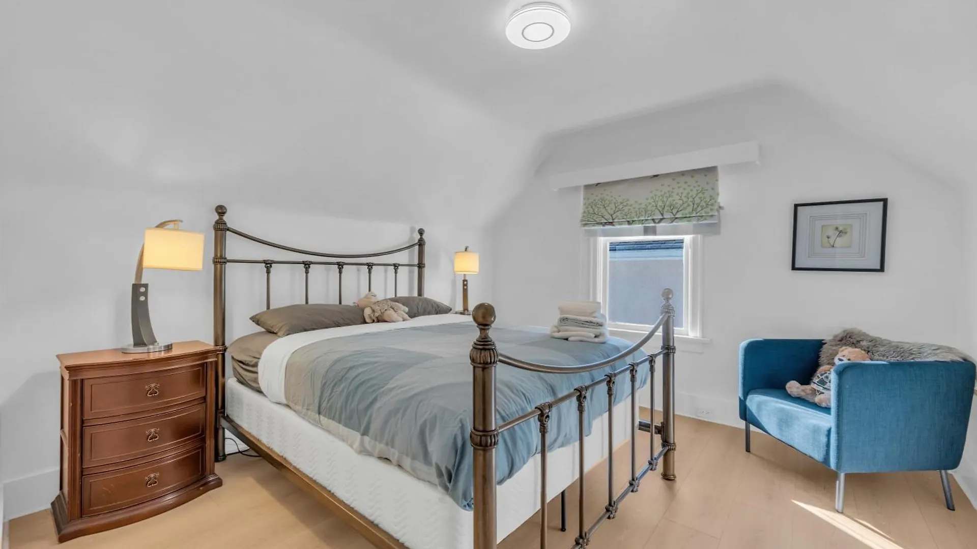 Cozy Four Bedroom House In Vancouver West Canada