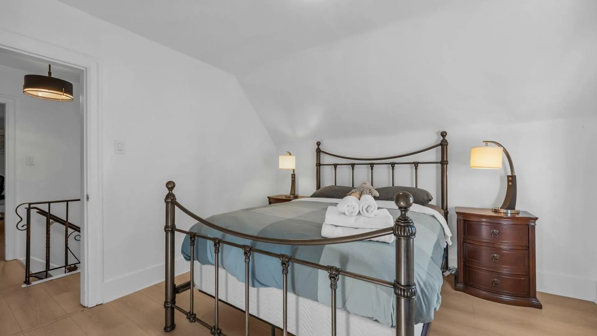Homestay Cozy Four Bedroom House In Vancouver West