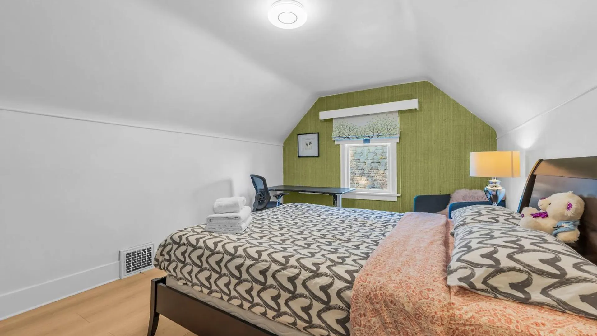 Cozy Four Bedroom House In Vancouver West