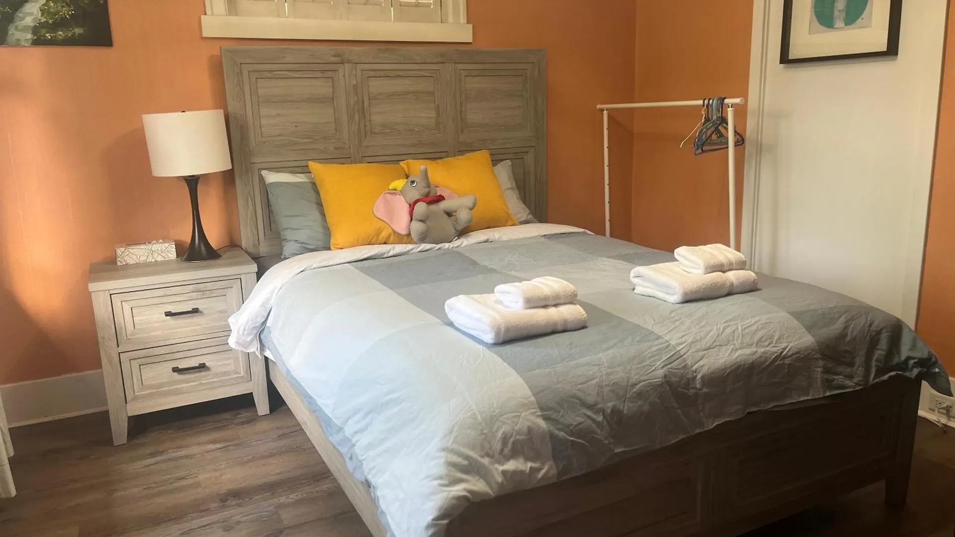 Cozy Four Bedroom House In Vancouver West Canada