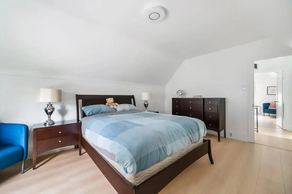 Cozy Four Bedroom House In Vancouver West